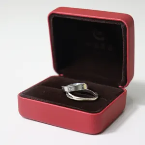 Kotak Perhiasan Hadiah Mewah Kecil Logo Kustom Merah Plastik untuk Kotak Cincin Pernikahan dengan Kartu Dalam Beludru