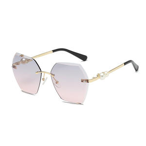 Gafas de Sol Qianai sin Marco, Lentes Irregulares de Metal Dorado, Protección UV400, Ligeras para Mujer - Product Image 5