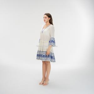 Robe d'été OEM personnalisée avec logo, robes longues à manches longues pour femmes, robes brodées à col en V, longueur genou - Product Image 4