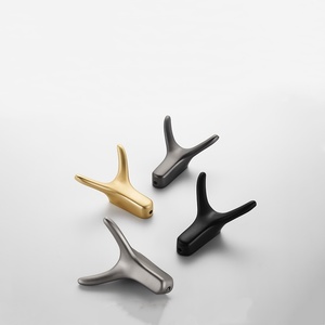 Patère de penderie moderne en alliage de zinc en forme de corne – Couleurs Or/Argent/Noir, conception détachable, glissière à amortisseur simple pour armoire - Product Image 5