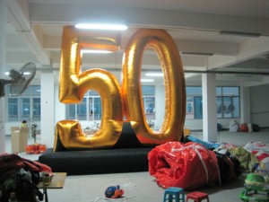 Numéro 50 gonflable doré pour événements publicitaires en extérieur - Product Image 1