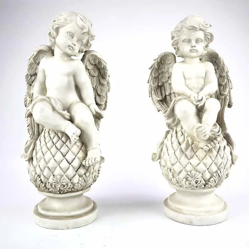 屋外の装飾ケルビム天使の置物宗教的なレトロな庭の樹脂の翼と赤ちゃんの天使の像