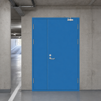 Porte coupe-feu robuste en acier bleu avec ferme-porte automatique et cadre en acier pour quai de chargement logistique