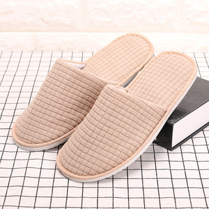 Pantuflas Desechables para Hotel con Logotipo Personalizado Bordado, Diseño <span class=keywords><strong>de</strong></span> Punta Cerrada Tipo Waffle, Color Blanco, para Verano, <span class=keywords><strong>Venta</strong></span> Directa <span class=keywords><strong>de</strong></span> Fábrica - Product Image 1