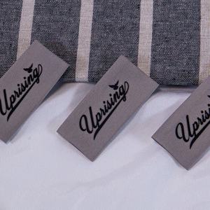 Etichetta Geweven ha incontrato Hoge dichheid Op Maat Gemaakt Merk Logo Uiteinde Gevouwen Borduurwerk Kleding tag Keper Rand Kledingaccessoi - Product Image 3