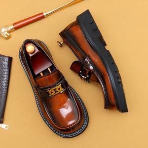 Zapatos de hombre de cuero brillante, estilo casual de negocios, con punta ancha y elegantes. - Product Image 4