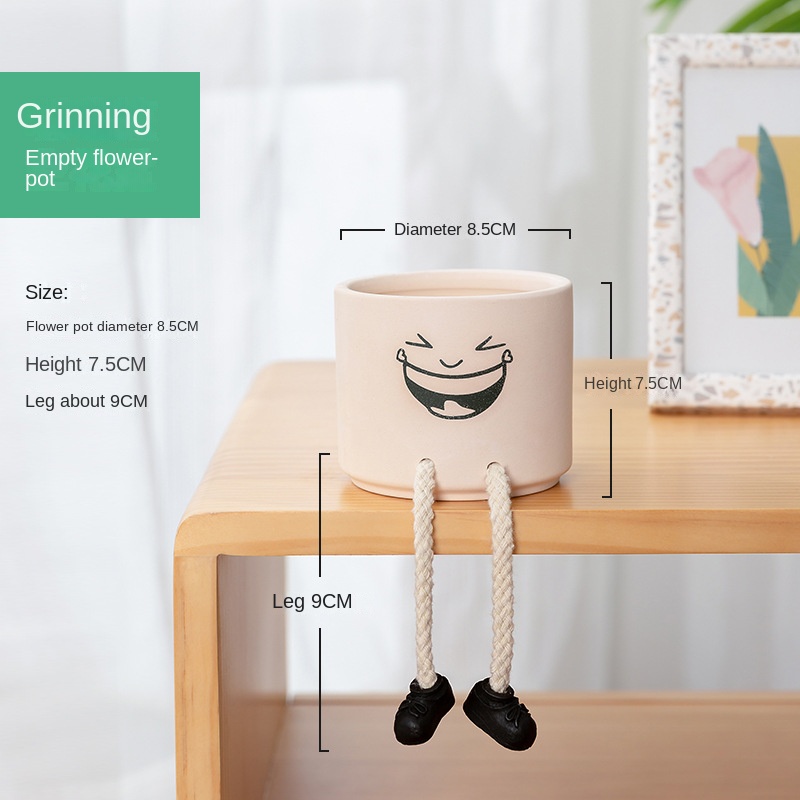 Expresión sonriente colgando pies maceta vacía