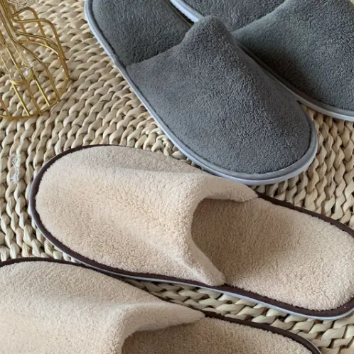 Yang paling populer desain modern berbagai gaya yang indah non-slip beludru bulu karang nyaman fitting sekali pakai hotel sandal