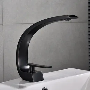 C hình dạng thiết kế đồng vòi nước nóng và lạnh mạ vàng vòi nước cho phòng tắm