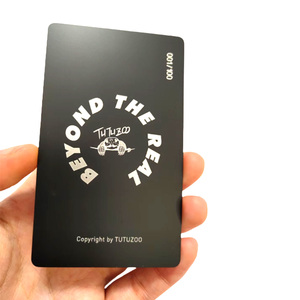 Carte de visite en métal noir mat avec logo gravé personnalisé, design tendance 2026 - Product Image 4