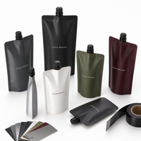 Pochette de recharge personnalisée imprimée, refermable et anti-fuite pour crème corporelle, emballage cosmétique de luxe parfumé, noir mat avec bec verseur, vente en gros