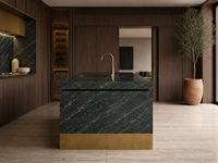SH STONE Plan de travail d'îlot de cuisine en marbre vert Verde Alpi sur mesure, table de bar arrondie avec base en laiton, projet de villa moderne