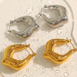 Pendientes Huggie Geométricos en Forma de C, de Oro, Plata, Titanio y Acero, Modelo EH810 - Product Image 1