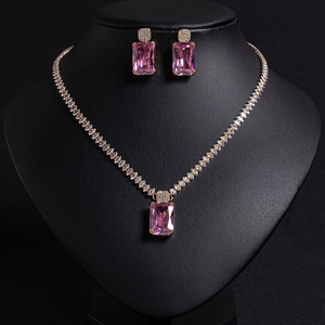 Parure de bijoux tendance pour femme avec zircons cubiques rouges et verts, design carré, idéale pour fiançailles, fêtes, mariages, cadeau pour demoiselle d'honneur S-0055 - Product Image 1