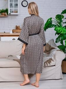 ชุดนอนผ้าไหมไอซ์ซิลค์สำหรับผู้หญิง, เสื้อคลุมคาร์ดิแกนแขนสั้นพิมพ์ลายตัวอักษรสุดเท่เสื้อคลุมใส่อยู่บ้านใส่สบายสำหรับผู้หญิง2ชิ้น - Product Image 3