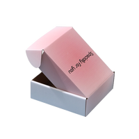 Boîte en carton ondulé personnalisée avec base blanche, couvercle rose dégradé, impression de texte en écriture cursive simple, écologique, recyclable et pliable