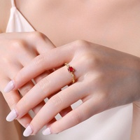 Eleganter S925 Silber Damenring im minimalistischen Luxus-Design mit simuliertem Granat und Rubin-Edelstein im Ranken-Design für Hochzeiten