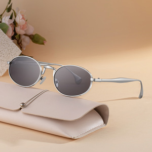 Nuevas gafas de sol ovaladas para mujer, montura de metal dorado, protección UV400, lentes de PC, estilo moderno para exteriores. - Product Image 4