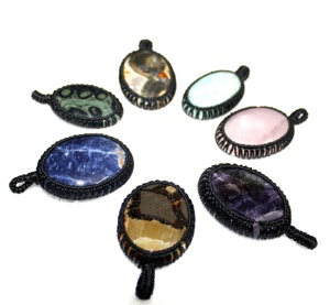 จี้คริสตัลควอตซ์ทรงรีรูปไข่หลากชนิดสำหรับใส่ไปงานเลี้ยง - Product Image 1