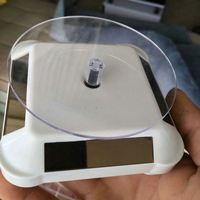 Étagère rotative portable en acrylique pour produits électroniques alimentée par l'énergie solaire