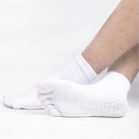 Vente en gros Chaussettes unies à 5 orteils avec poignées Chaussettes en coton antidérapantes pour les doigts de yoga pour hommes
