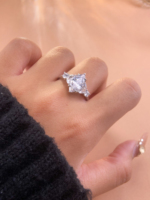 Vente en gros d'usine : bagues en argent sterling 925 serties de diamants Moissanite, acceptant les logos et les designs personnalisés