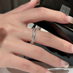 Anillo de Plata Pura S925 con Patrón Trenzado, Diseño Romántico Vintage con Microincrustaciones, Diseño Abierto y Moderno - Product Image 2