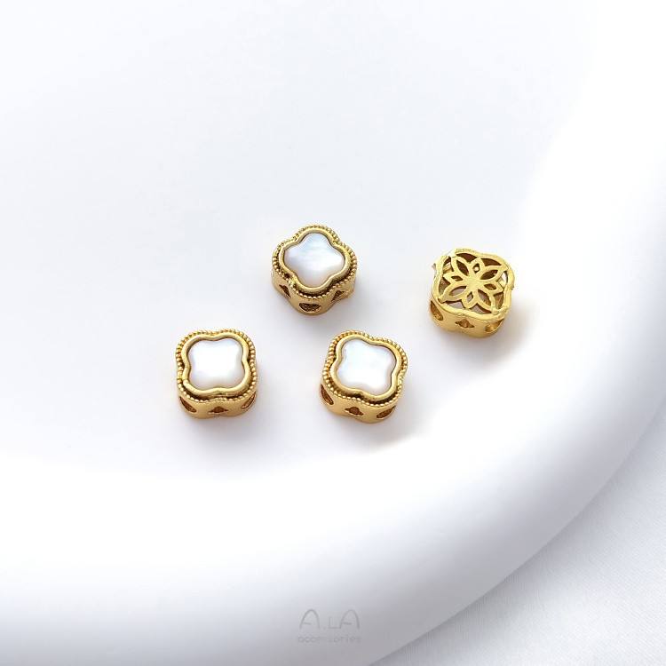 Une perle intercalaire trèfle à quatre feuilles de 9 mm de diamètre.