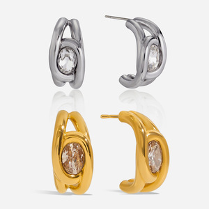 Boucles d'oreilles clous géométriques en forme de C en acier inoxydable plaqué or 18 carats avec zircon serti clos, pour usage quotidien - Product Image 1