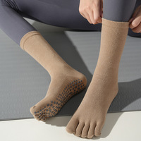 Chaussettes de yoga personnalisées à cinq doigts, chaussettes de Pilates antidérapantes avec grip en silicone, chaussettes mi-mollet pour femmes et hommes OEM ODM