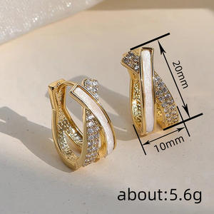Orecchini a Cerchio Dorati da Donna, Placcati in Oro 18K, con Cristalli e Strass, Design Geometrico di Lusso per Uso Quotidiano - Product Image 6