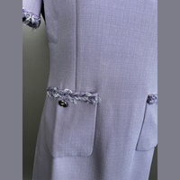 Robe en tweed lavande pour femme, avec bordure tressée, franges, manches courtes, col rond, poches plaquées, boutons argentés, coupe trapèze, mini, bouclé