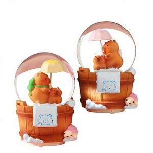 Creativa Scatola Musicale Luminosa a Forma di Capibara con Sfera di Cristallo, Simpatica Bambola Cartoon, Luce Notturna, Regalo - Product Image 1