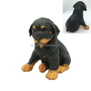 Quanzhou artesanato adorável bonito jardim rústico Rottweiler filhote de cachorro clássico esculpido à mão estatueta de resina para cachorro