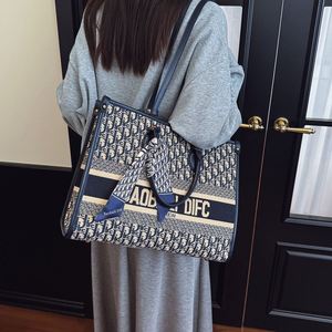 Sac fourre-tout à motif géométrique en PU de haute qualité. La fermeture est scellée avec des crochets. La doublure intérieure est en polyester. - Product Image 5