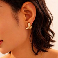 Elegante Juego de Joyería con Aretes de Mariposa Chapados en Oro de 18K, Pulsera de Acero Inoxidable y Collar de Mariposa con Concha Blanca