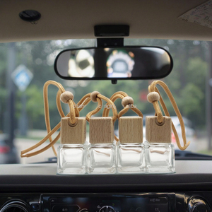 Nuovo Deodorante per Auto Quadrato da 5ml con Tappo in Legno, Bottiglia di Profumo per Auto da Appendere - Product Image 1