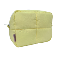Trousse de toilette en coton pour le maquillage à la mode personnalisé en gros, trousse de toilette en coton à volants gonflés et matelassée pour le maquillage de voyage
