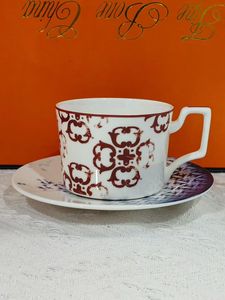 ชุดถ้วยกาแฟและจานรองเซรามิกเนื้อละเอียดลายดอกไม้สไตล์วินเทจ พร้อมช้อน บรรจุในกล่องของขวัญสุดหรู เหมาะสำหรับงานแต่งงานหรือวันเกิด - Product Image 4