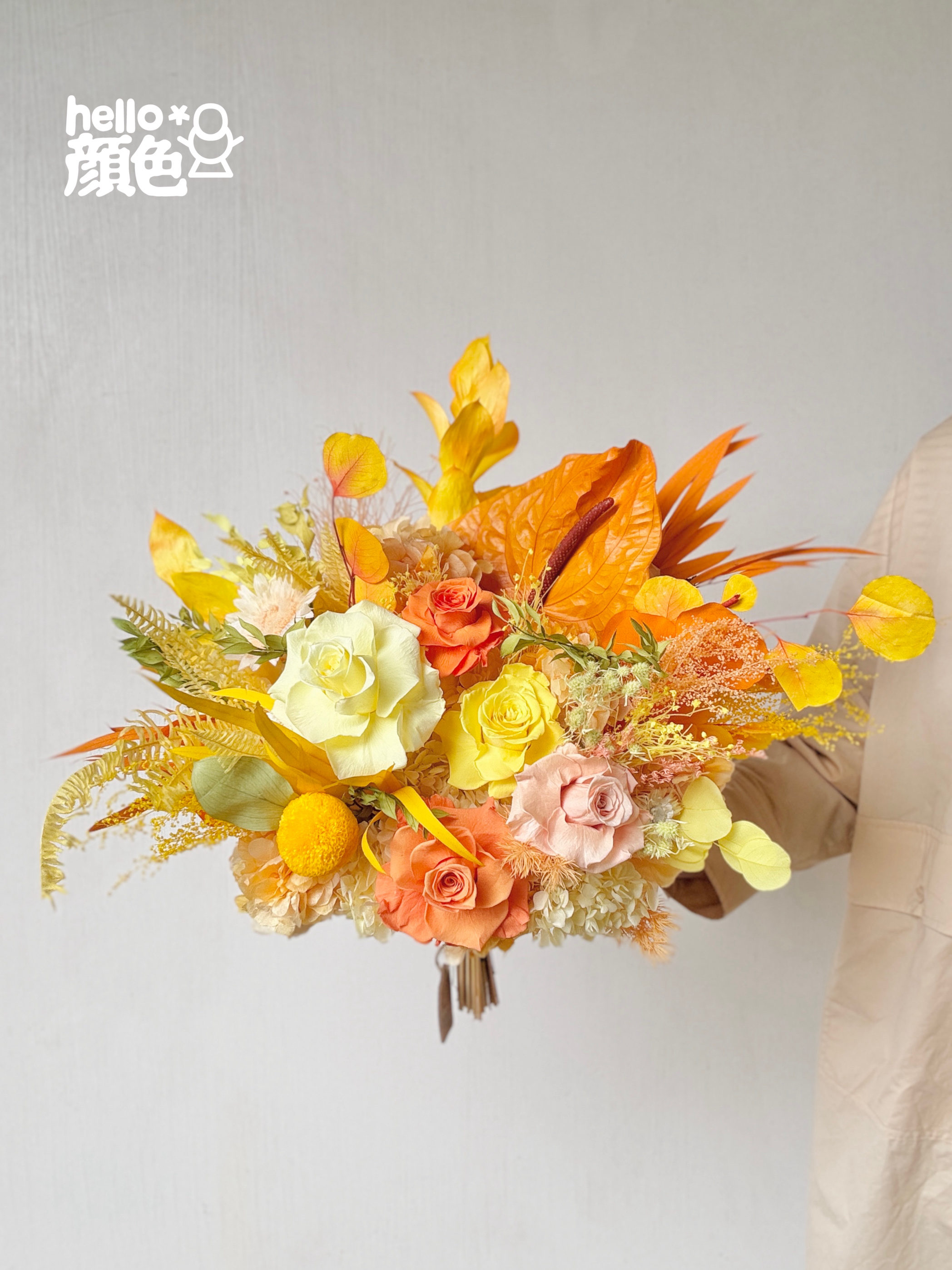 Bouquet giallo grande a ventaglio su un lato (larghezza 40 cm)