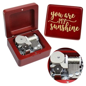 Caja de música de madera de arce cuadrada personalizada Ever Bright 2025 Mini cuerda con canción "You Are My Sunshine" para regalos de cumpleaños - Product Image 4