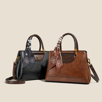 Proveedor Mayorista de Bolsos de PU Encerado Vintage, Bolso Tipo Satchel con Asa Trenzada y Pañuelo de Seda para Suministro Profesional Global
