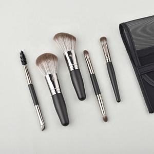 5. فرشاة مكياج سوداء احترافية بتصميم شعار خاص ، فرشاة مكياج مخصصة مزدوجة صغيرة للسفر - Product Image 3