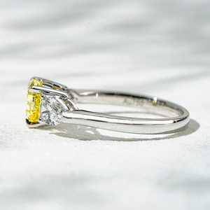 Starsgem or blanc 18 carats avec 1CT diamant en forme de coeur jaune et pierre latérale en forme de poire diamant de laboratoire Bague à trois pierres - Product Image 4