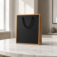 Sac en papier kraft noir haut de gamme avec bordure dorée, logo personnalisé imprimé, sac cadeau réutilisable