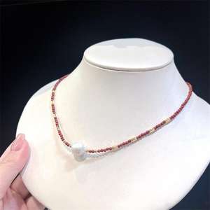 Collier de clavicule en perles baroques rouges du sud de style chinois de Zhizhen Jewelry, élégant, exquis, fin, perlé, pour la peau - Product Image 2