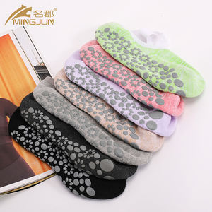 Youth Barre Grippy Invisible Calze Antiscivolo Pilates Calcetines Low Cut Anti Slip Yoga Calcetines tobilleros con logotipo en la parte inferior - Product Image 2