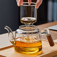 Carafe à thé et café minimaliste en verre borosilicate de haute qualité, résistante à la chaleur (800 ml), avec infuseur et base en bois massif, personnalisable avec logo.
