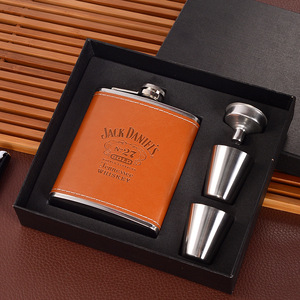 Flacon en cuir gravé pour hommes, cadeaux de mariage, flacon en cuir personnalisé pour garçons d'honneur, cadeaux pour le témoin, flacon en cuir de 7 oz ou 8 oz pour garçons d'honneur - Product Image 1
