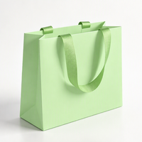 Sacs en papier écologiques réutilisables de luxe faits à la main avec logo imprimé personnalisé et impression dorée à chaud pour chaussettes, chaussures en fourrure et vêtements